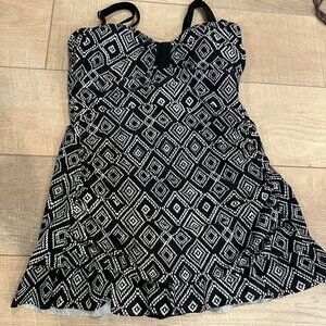 SWEET ESCAPES FULL COVERAGE WOMENS BLACK AND WHITE SWIM SUIT ONE PIECE SIZE 6